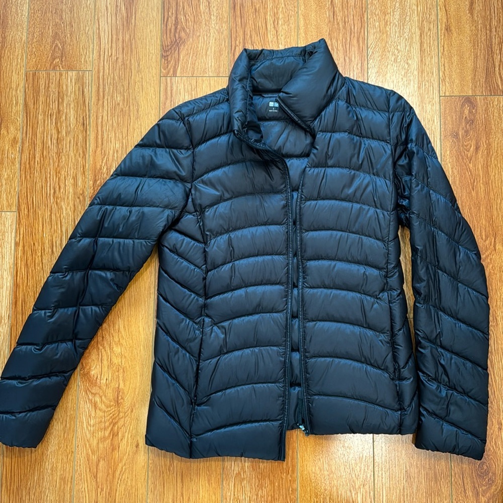 UNI QLO 
Ultra Light Down Jacket 
Women’s Small